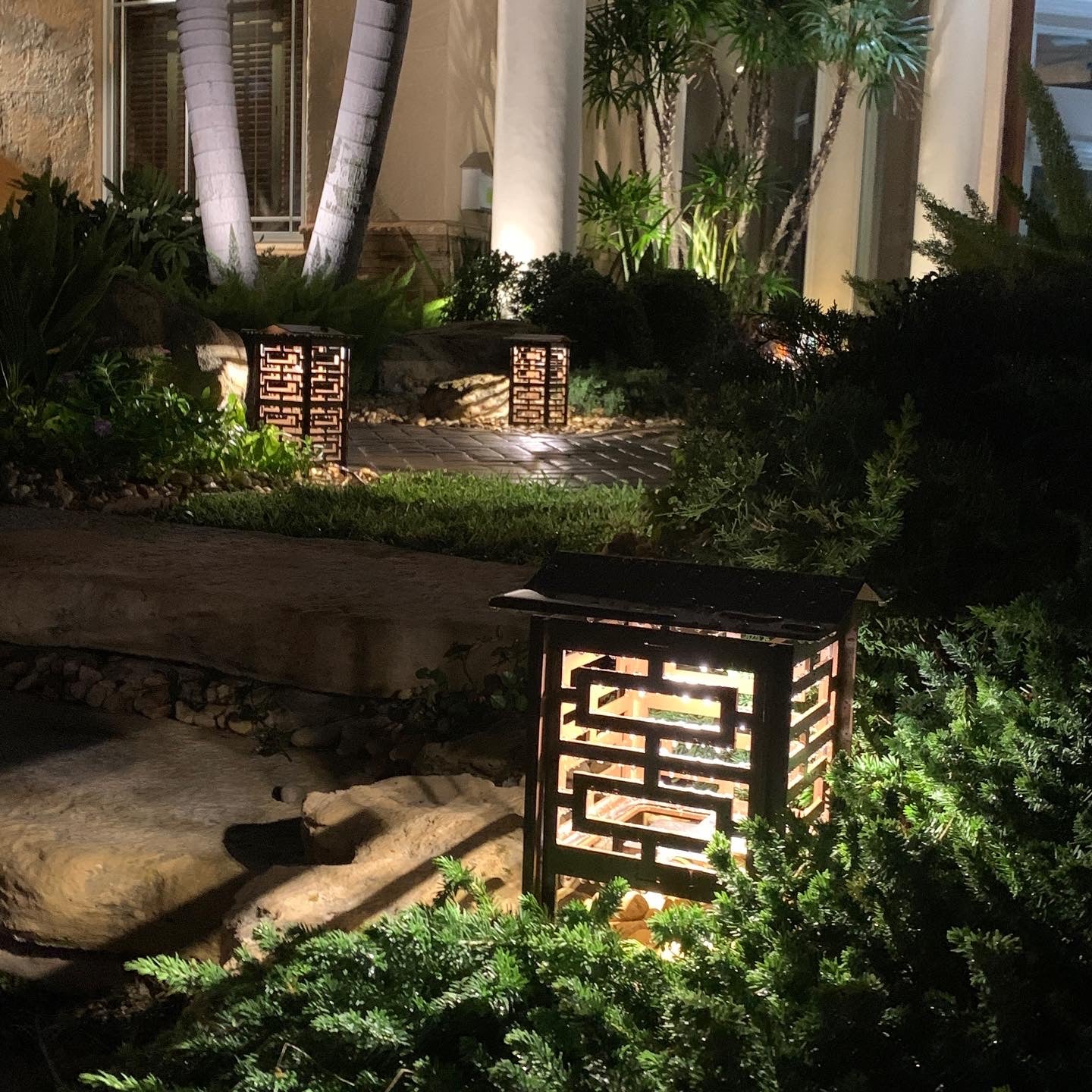 RadiantLight Polynesian Landscape Light - Garden Light at night