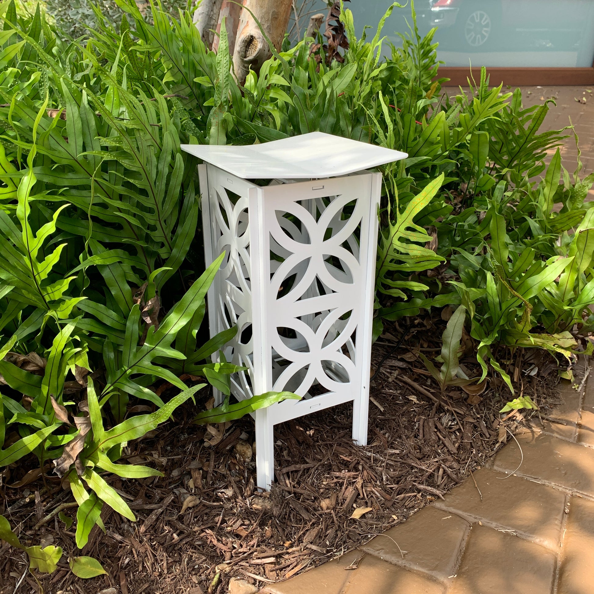 RadiantLight Mid-Century Landscape Light - Garden Light white in day