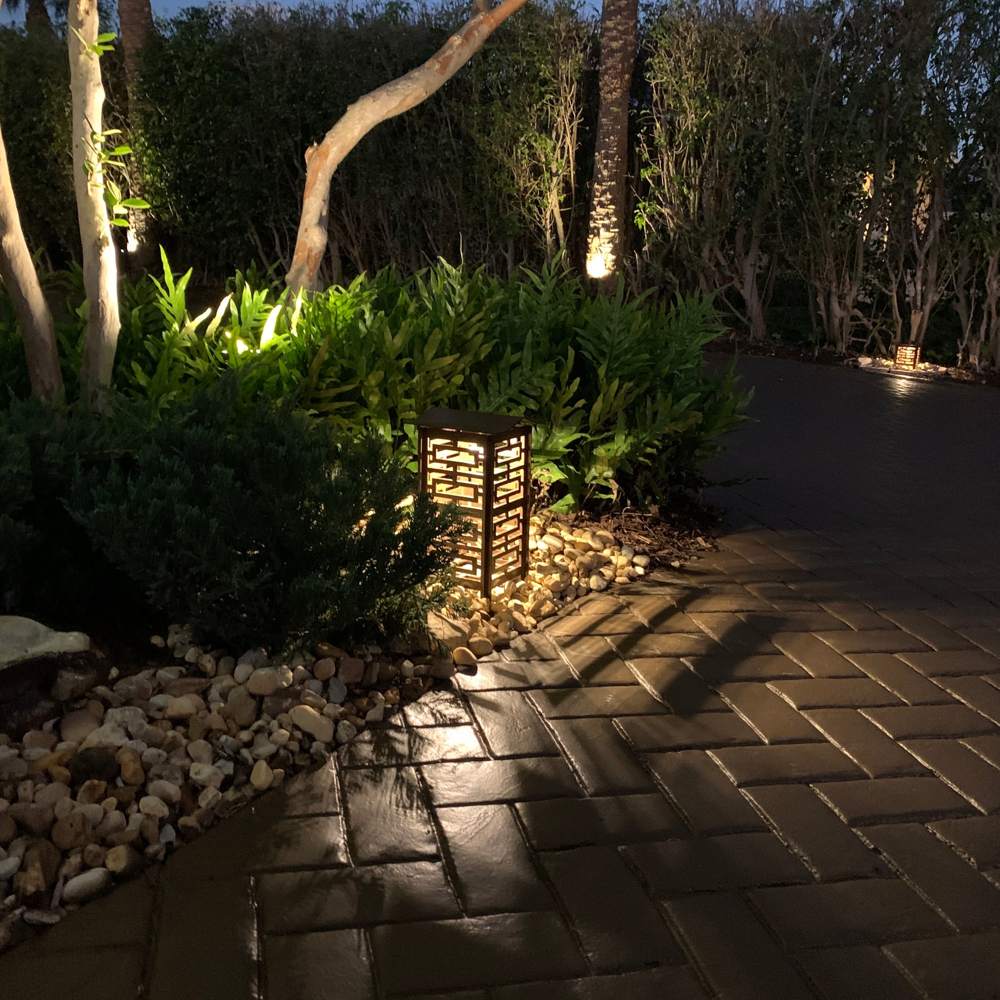RadiantLight Polynesian Landscape Light - Garden Light at night