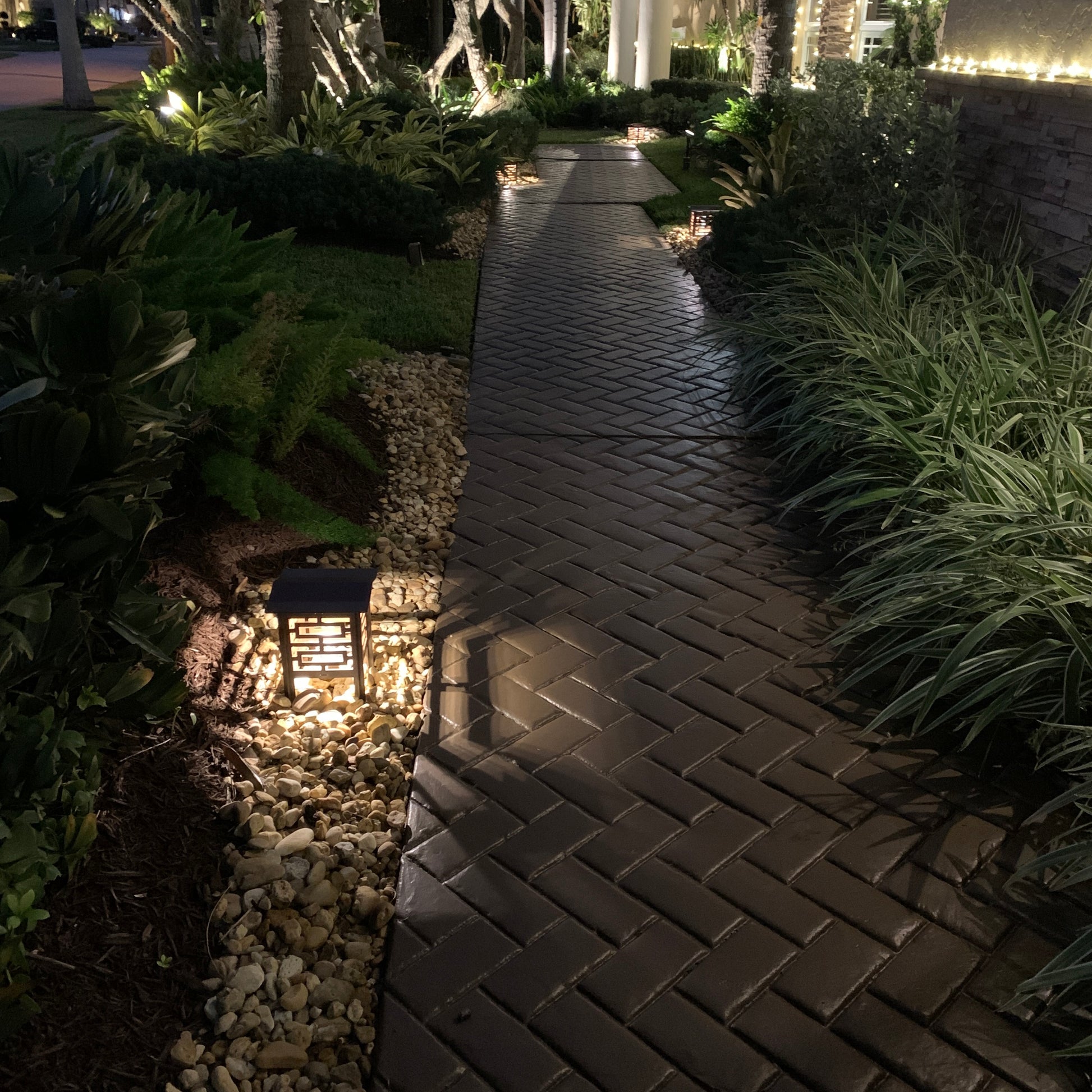 RadiantLight Polynesian Landscape Light - Garden Light at night