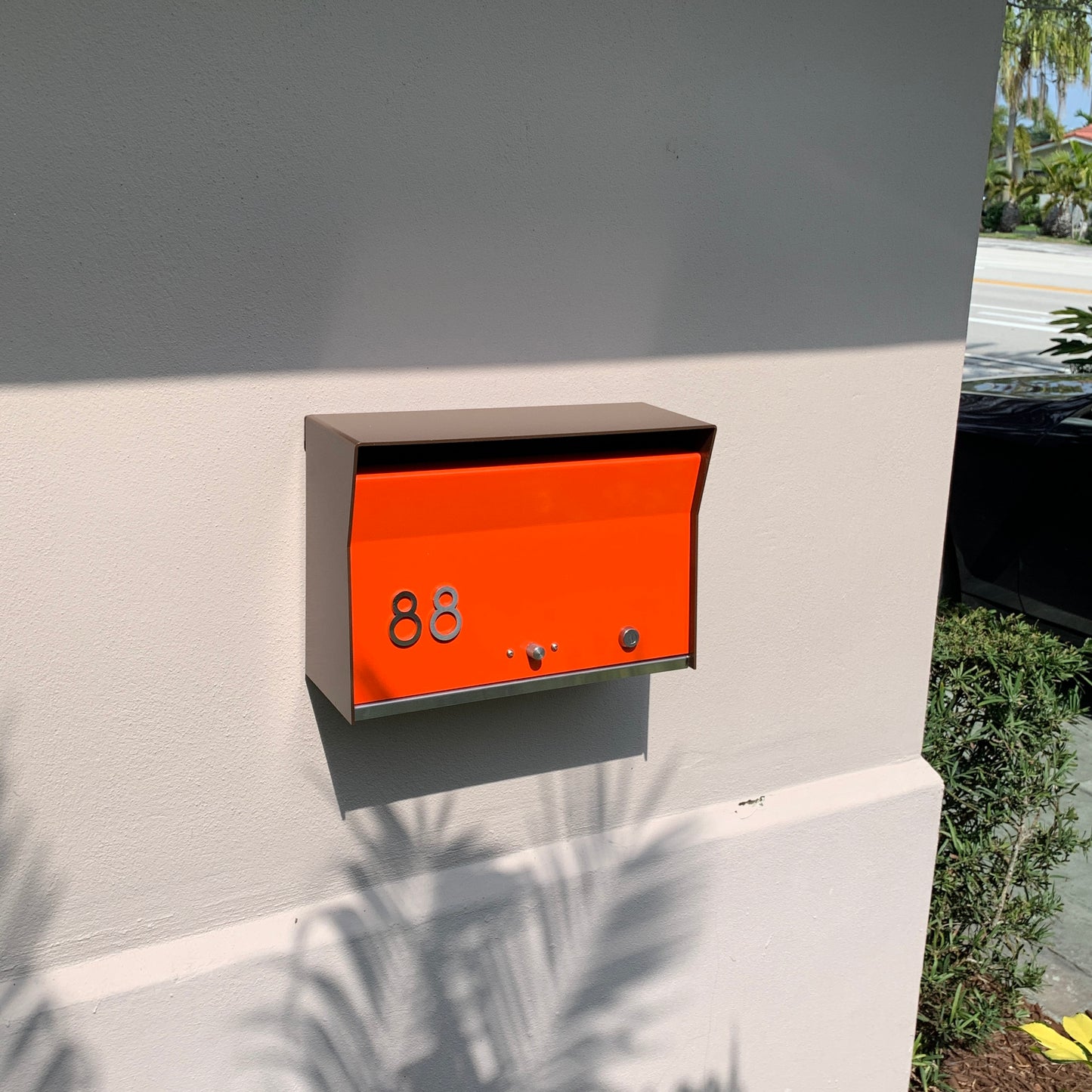 RetroBox Locking Wall Mounted Mailbox in COCONUT